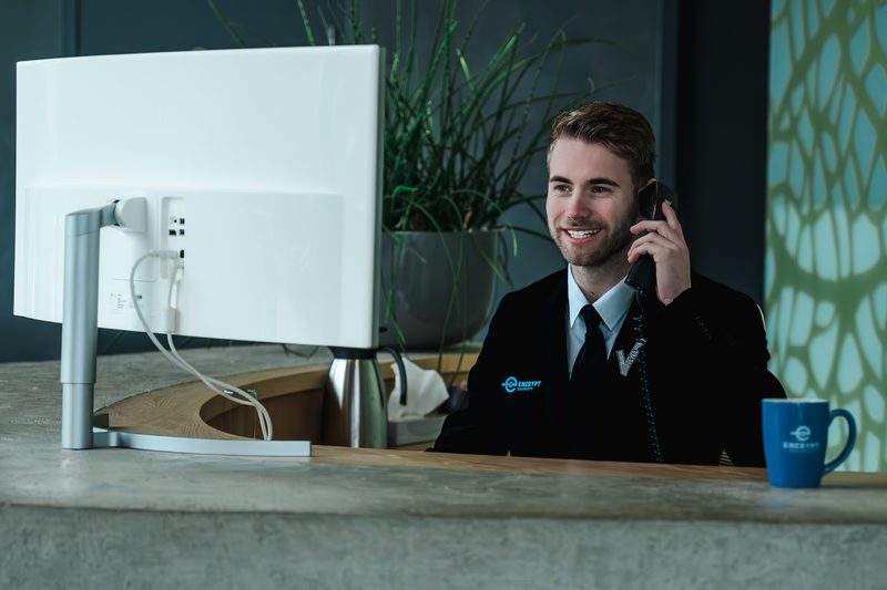 Medewerker van Encrypt Security aan de telefoon