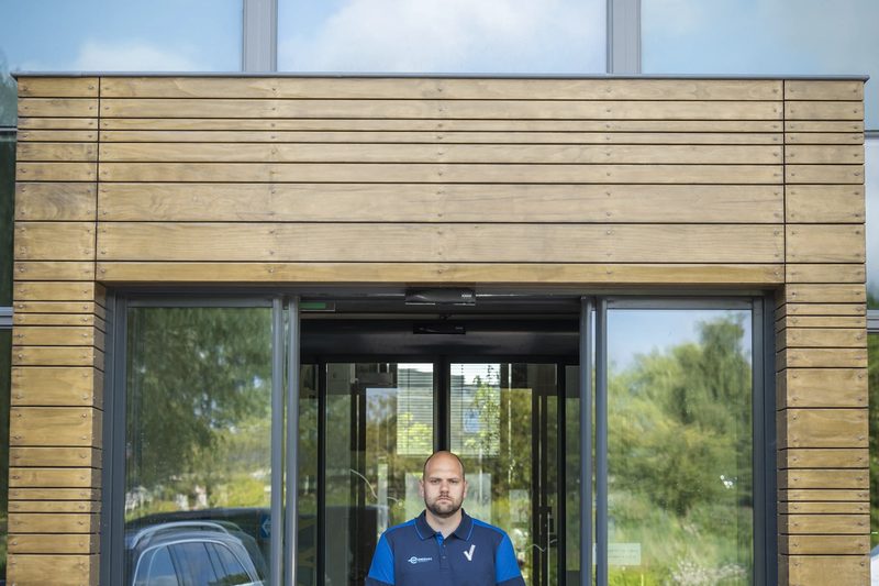 Beveiliger van Encrypt Security bij de entree van een kantoorgebouw