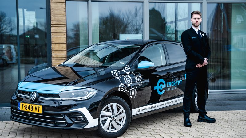 Beveiliger van Encrypt Security bij een surveillancewagen voor een kantoorpand
