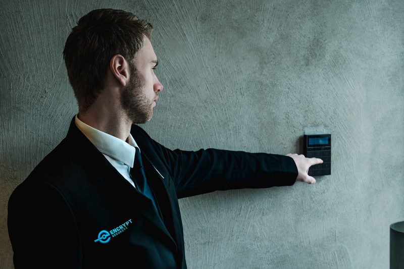 Beveiliger scant een NFC-controlepunt tijdens een ronde