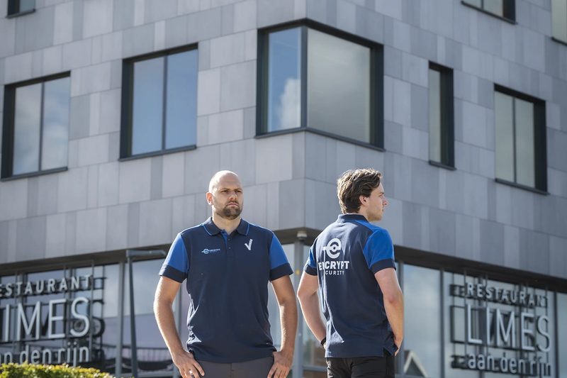 Twee beveiligers van Encrypt Security voor een kantoorgebouw